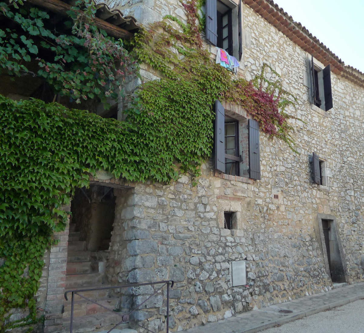 Hébergement situé au cœur du vieux village.